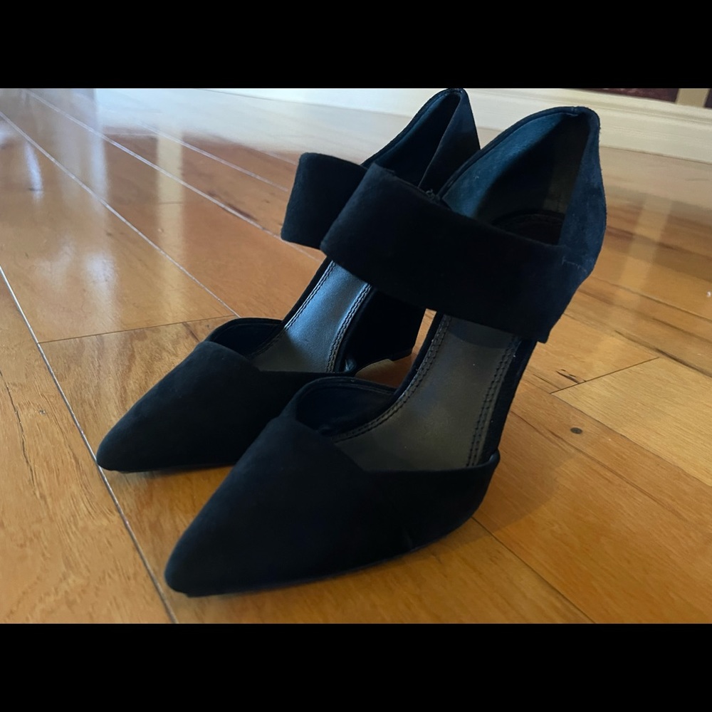 Black leather Tory Burch pointy wedge